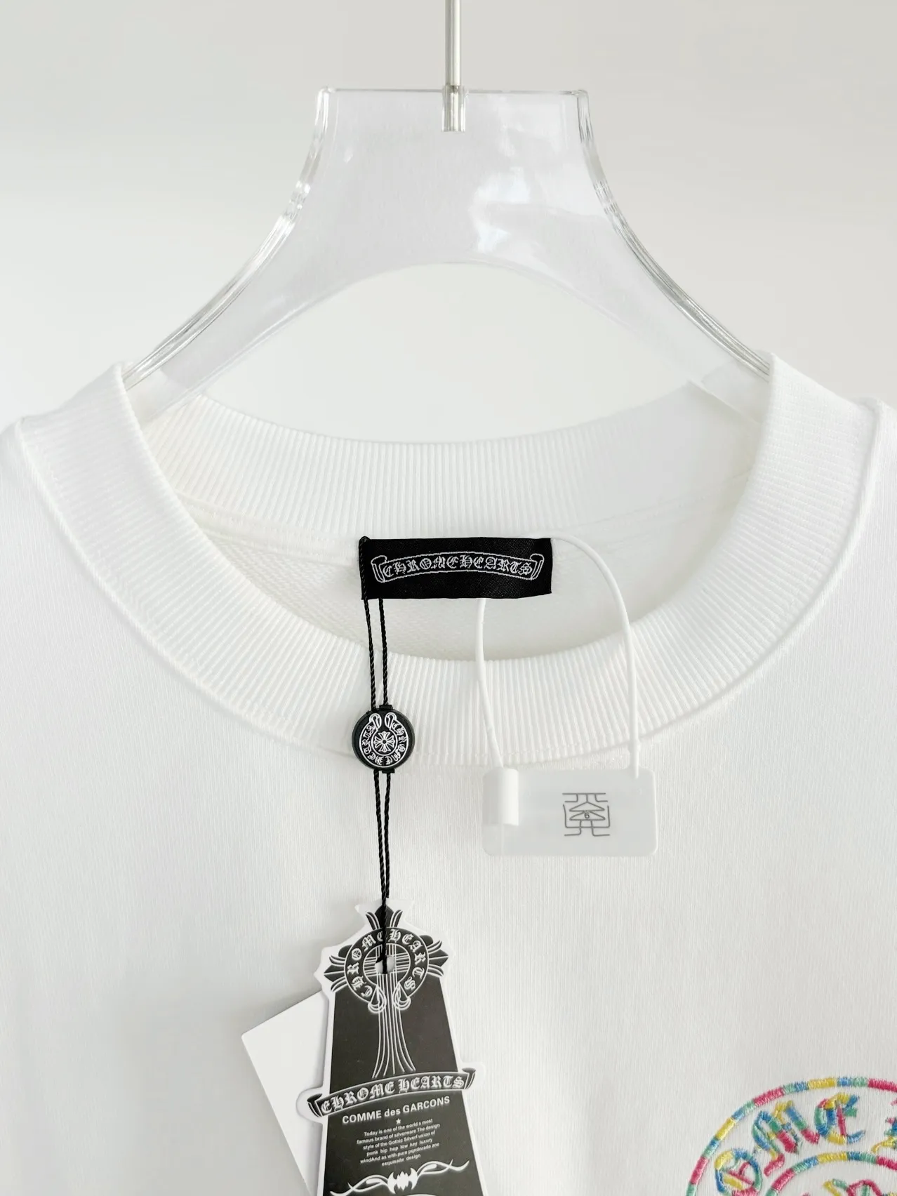 P250 [High Quality] Chrome Hearts Embroidery🪡Cross + Horseshoe‼ ️Round neck sweatshirt *Customized 420g terry cotton fabric, the fabric is soft, skin-friendly and comfortable *Embroidery process: front cross + rivet embroidery *A very simple and elegant classic continuation. It is unparalleled in terms of upper body comfort, interpreting your luxury and taste, and creating your fashion style and charm. Three complete standards. Same style for men and women. 𝐂𝐎𝐋𝐎𝐔𝐑: Black/White 𝐒𝐈𝐙𝐄: S-XL